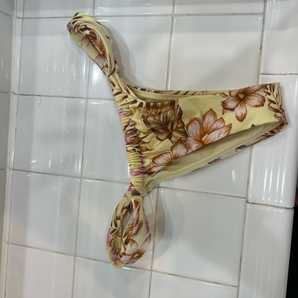 Rip curl bikini bottom size small - only worn once - Picture 2 of 4